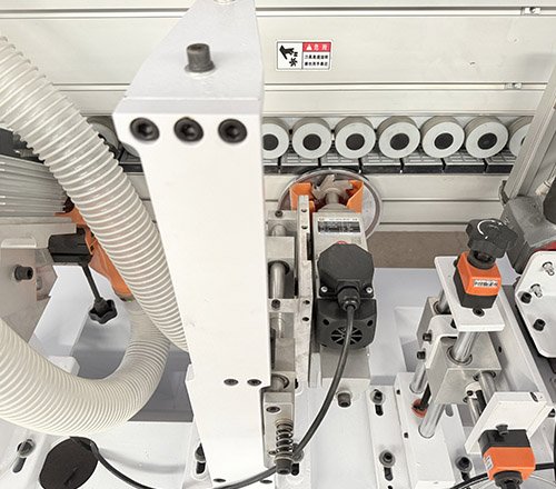 Lower trimming device