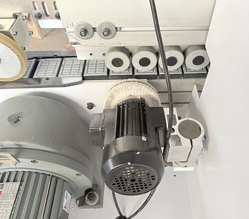Polishing device