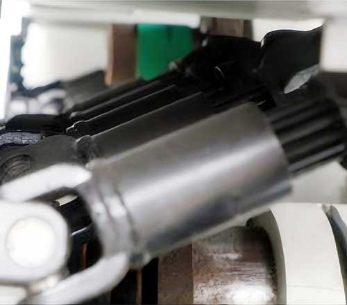 Universal joint device