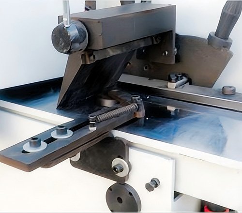 Side feeding device