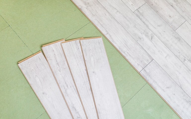 Compuesto de madera y plástico y compuesto de piedra y plástico