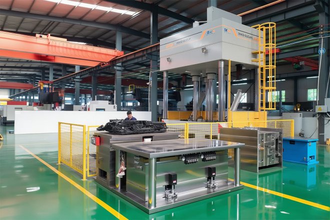 Big and precision plastic injection moulds will shipped to customer .