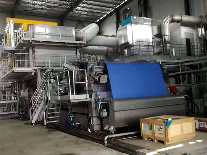 Máquina para fabricar papel tisú