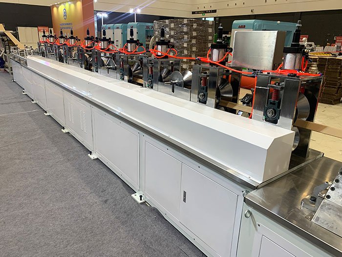 Máquina para fabricar esquinas protectoras de papel