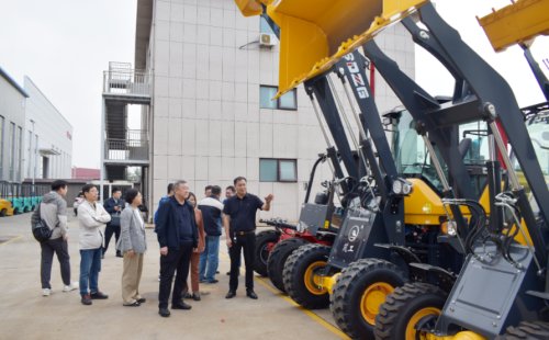 Li Dong, secretario del Partido de la Oficina de Industria y Tecnología de la Información de la Prefectura de Ili, visita Bojun Intelligent para explorar nuevos caminos para la fabricación inteligente en la era de la Industria 4.0.