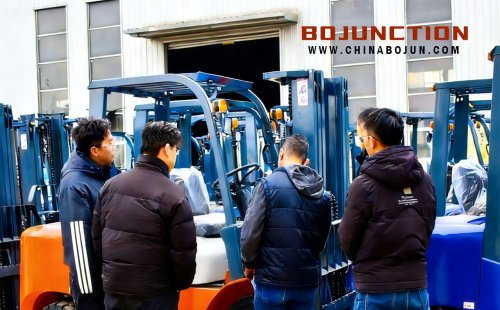 Bojunction da la bienvenida al cliente de Panamá para una visita para ver nuestros productos.