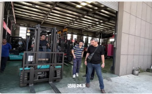 A Russian Customer Visited Our Factory for an On-site Inspection of the Rough Terrain Forklifts.