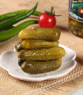 glass jar cucumber pickles