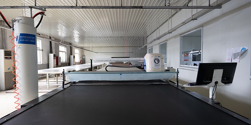 The factory is designed as a garden-style green campus, featuring landscaped greenery, an artificial lake, and a pleasant natural setting.