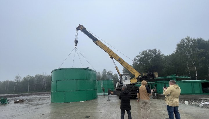 Qingdao Green Word Teams Overcome Russian Winter to Install Fermentation Tanks On-Site