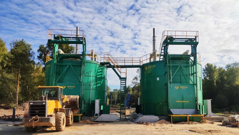 Closed organic fertilizer fermentation tank for livestock farms