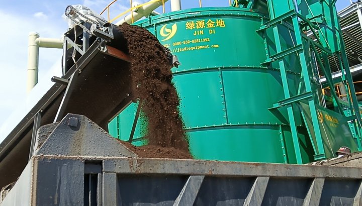 Can 80% Moisture Chicken Manure Be Processed in a Compost Tank?