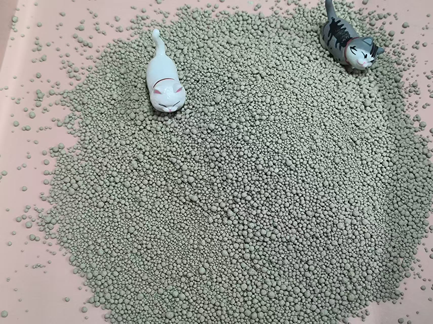 Bentonite cat litter