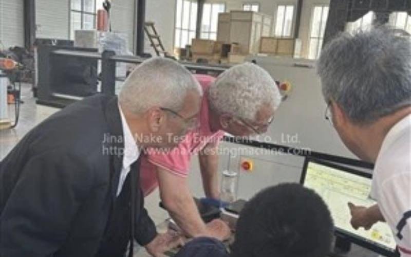 埃及客户来我公司参观并订购两台机器：钢绞线松弛试验机和金属丝扭转试验机