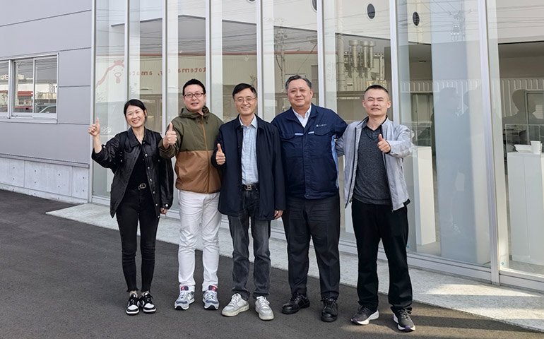 Mr. Wang Dong, General Manager of Qingdao Zhongxin Huamei Plastic Co., Ltd., led the R&D team to visit customers of UAV injection molding factories in Japan. Mr. Wang Dong, General Manager of Qingdao Zhongxin Huamei Plastic Co., Ltd., led the R&D team to visit customers of UAV injection molding factories in Japan.