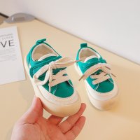 Easy-to-wear canvas shoes with magic tape