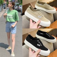 Women’s casual canvas shoes with jeans