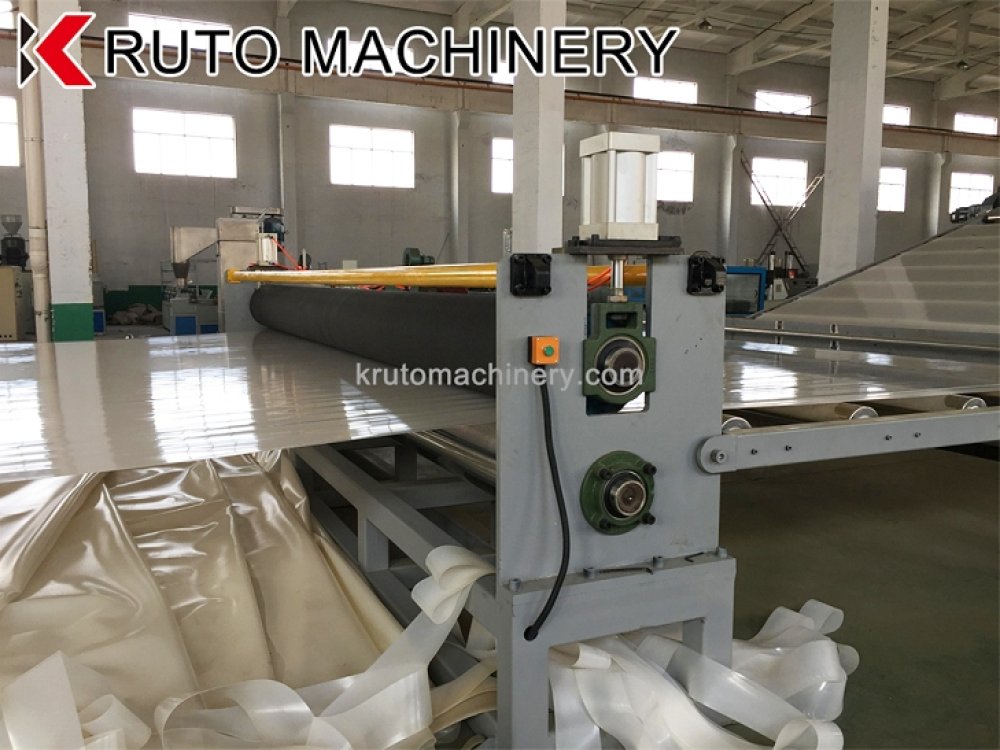 High-efficiency geomembrane extrusion system for large sheets