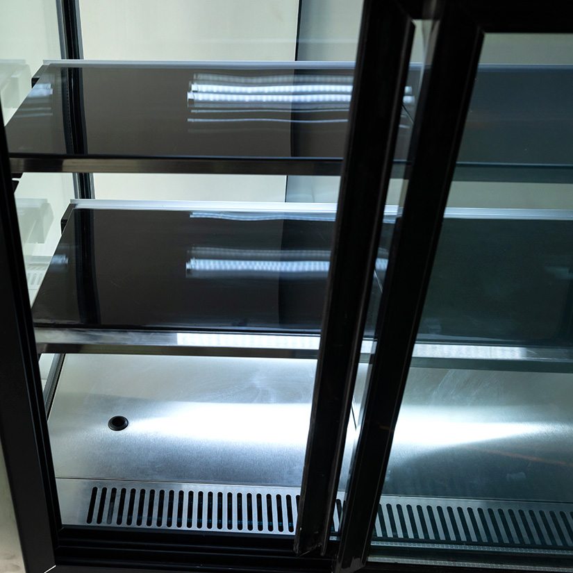 Vertical right angle cake cabinet (black front convex)