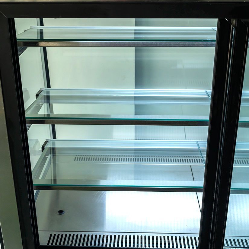 Inclined vertical cake cabinet