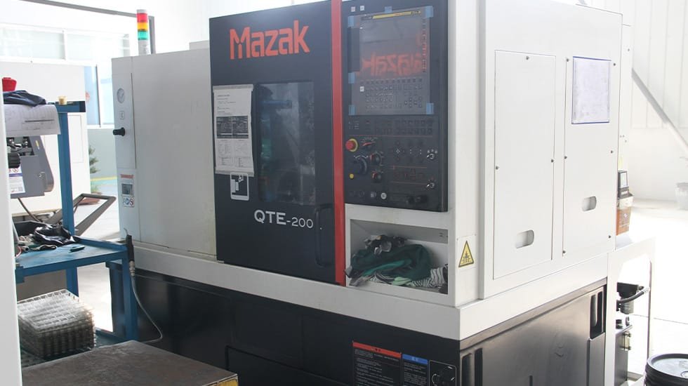 Máquina CNC de cuatro ejes