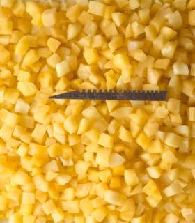 solid pack apple cubes with firm texture 　