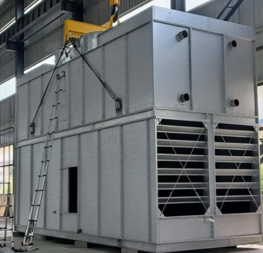 Counterflow closed cooling tower