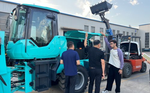 Des clients tadjiks ont visité Bojun Intelligent pour inspecter la chargeuse-pelleteuse et la chargeuse électrique.