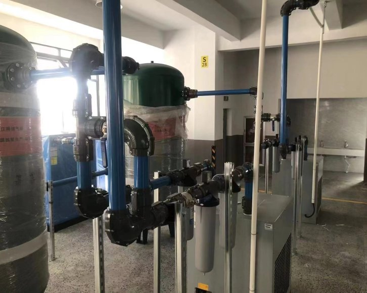 Why are aluminium alloy pipes chosen for compressed air systems?