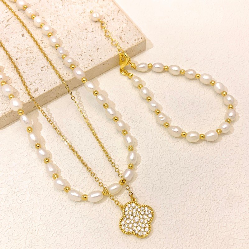 Four-leaf clover pearl necklace and bracelet