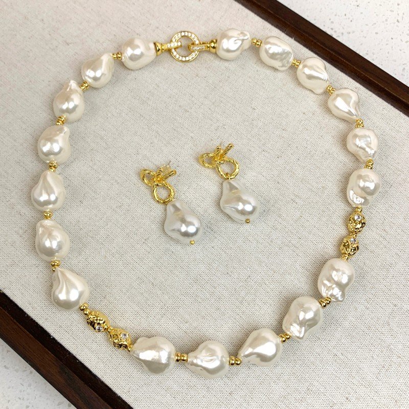 Pearl collar necklace and bowknot-shaped pearl earrings