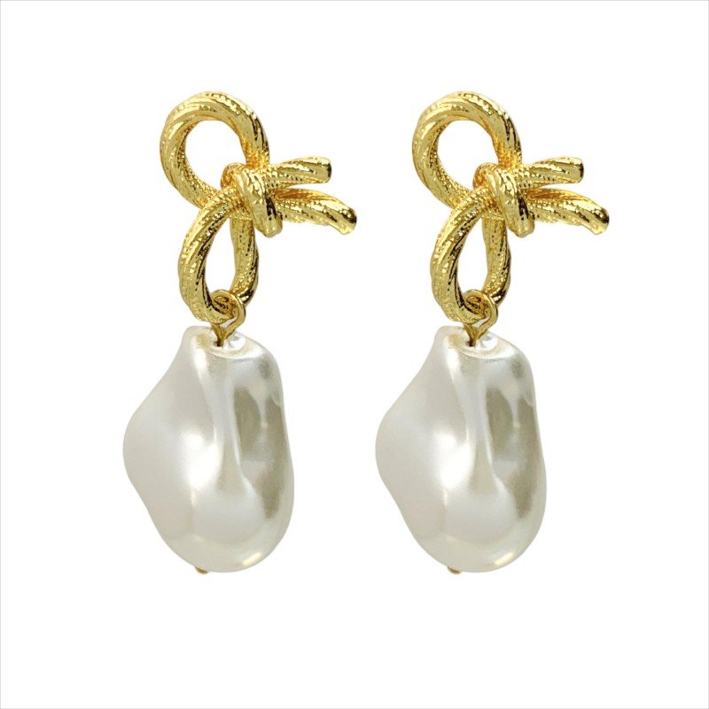 Pearl collar necklace and bowknot-shaped pearl earrings