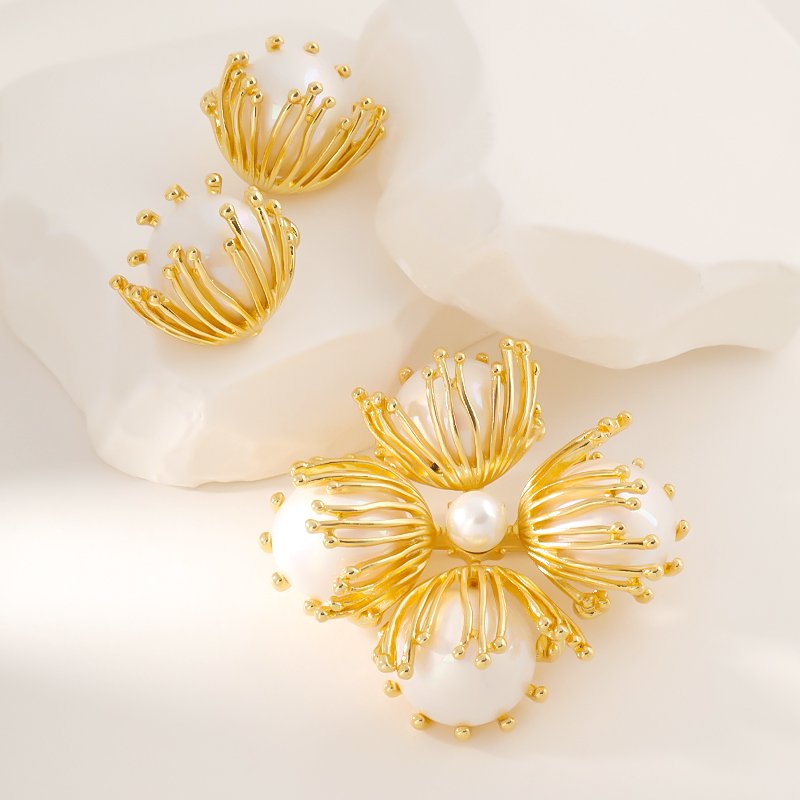 18K golden petal brooch