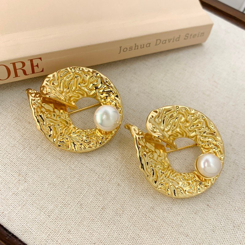 Vintage relief-patterned freshwater pearl brooch