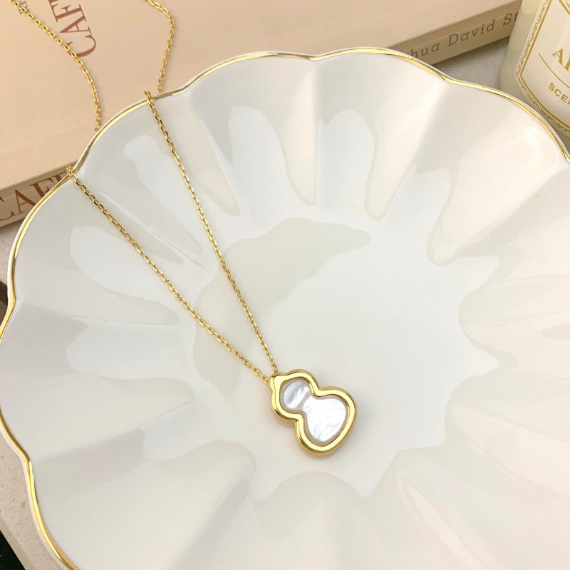 18K golden natural shell pendant necklace