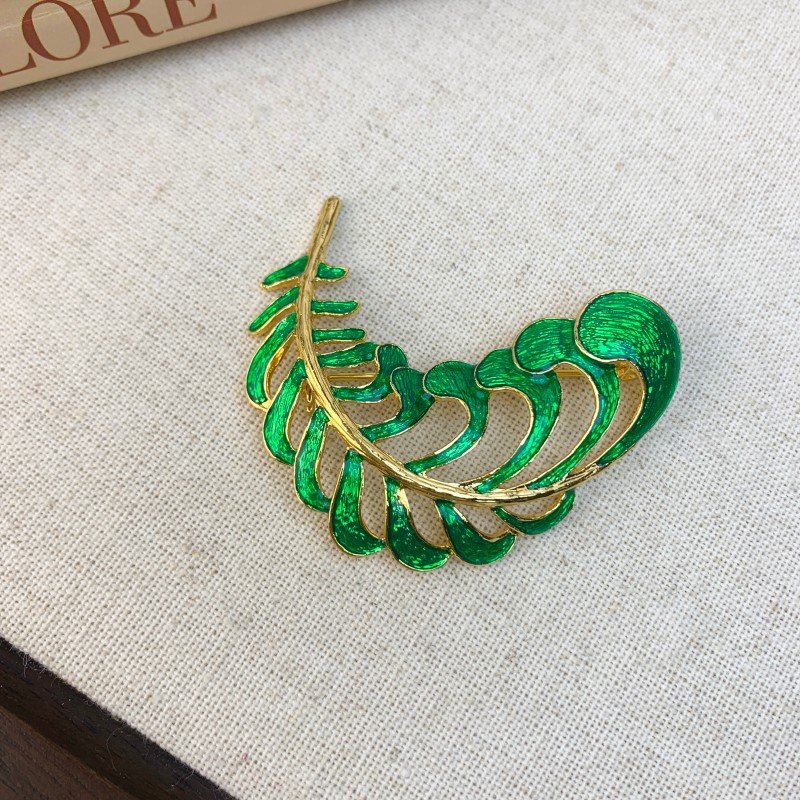 Leaf-shaped enamel lacquered brooch