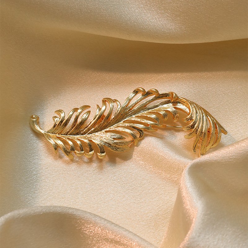 Vintage golden feather fall season blouse coat brooch