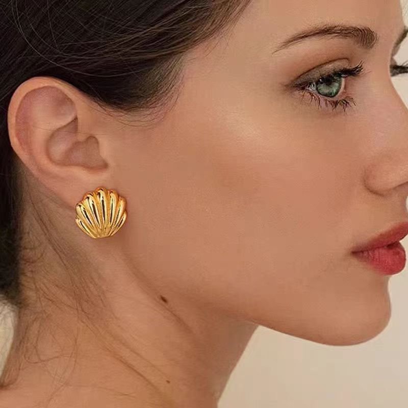 Retro luxury shiny fan-shaped ear clips