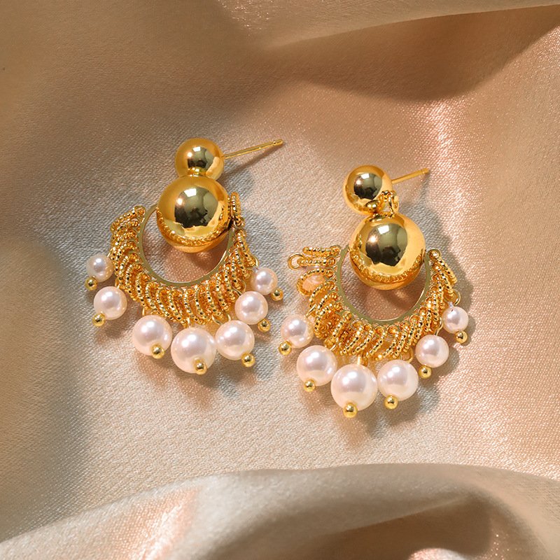 Fan-shaped fringed pearl earrings