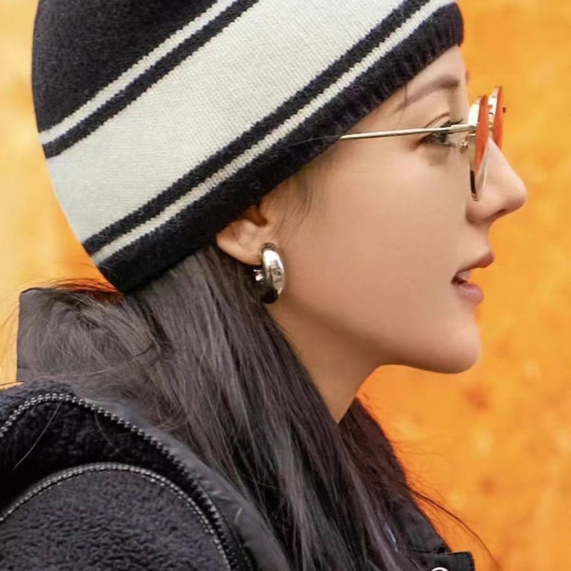 C-shaped titanium steel round minimalist earrings