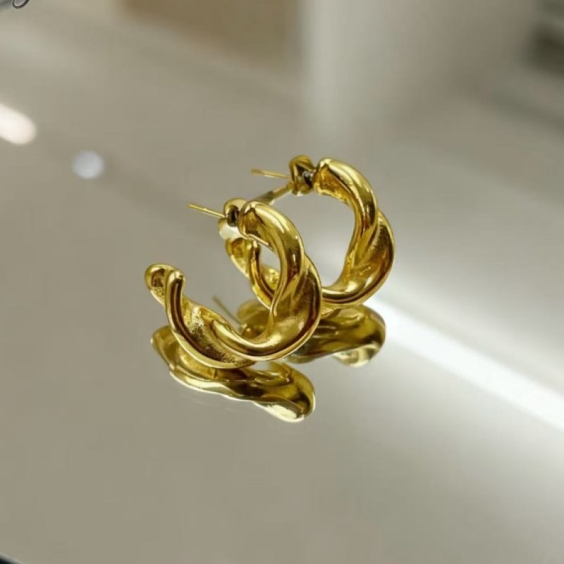 Modern Gold Twist Hoop Earrings – Statement Jewelry for Fashion Brands and Retailers