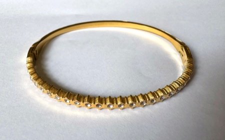Timeless Craftsmanship Meets Modern Elegance: The Art of a Textured Gold Bangle