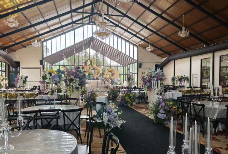 In a wedding scenario where romantic atmosphere and guest experience are paramount, a high-profile outdoor glass house wedding in California, USA, 