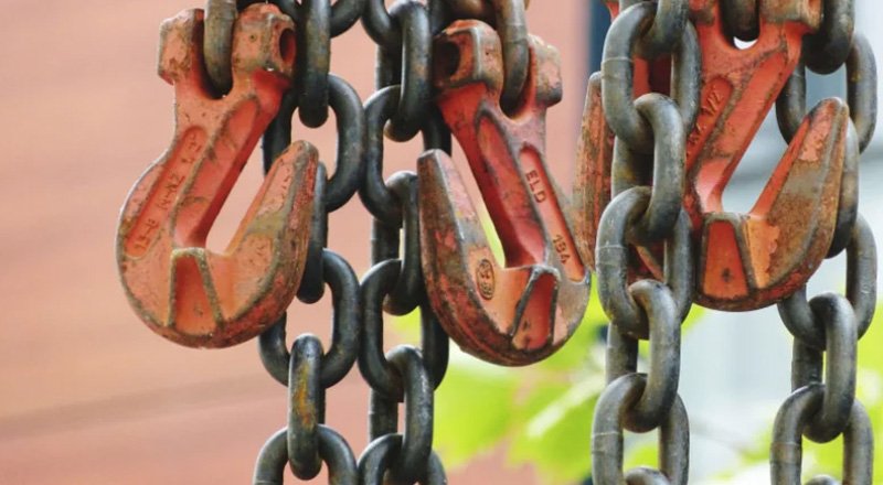 What are the differences between electric and manual chain blocks?