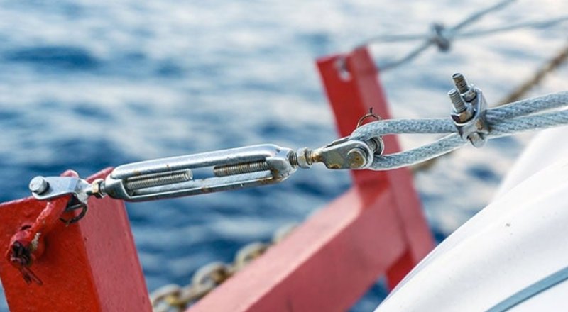 Shackles and Turnbuckles in Crane, Marine, and Construction Applications: Key Considerations for Safe and Efficient Lifting