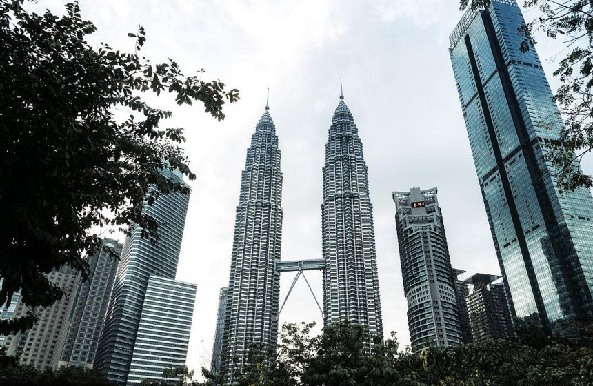 Visite de Kuala Lumpur, en Malaisie, avec des pneus de marque FEDIMA
