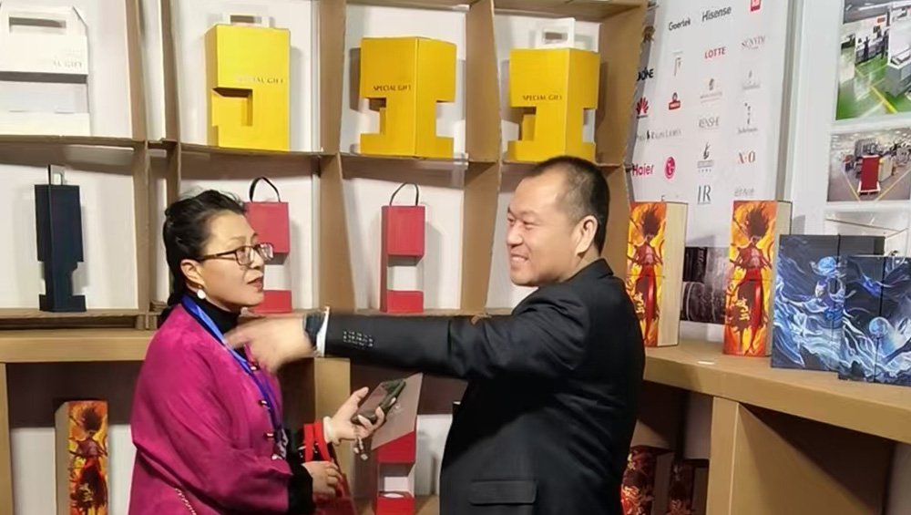  Guests focus on our booth displays, discussing packaging tech closely.